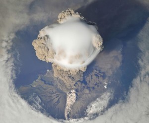 Erupting volcano with cloud cap (Photo: NASA/JPL) Erupting volcano with cloud cap (Photo: NASA/JPL)